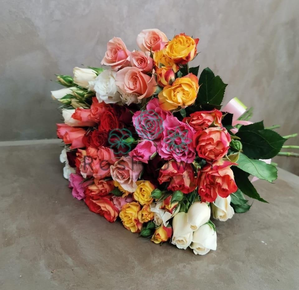 Букет пестрое настроение в Краснотурьинске Букет цветов из: Розы в Краснотурьинске
