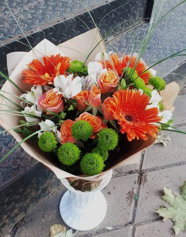 Букет огненно-рыжий в Краснотурьинске Букет цветов из: Герберы, Хризантемы, Альстромерии и Розы в Краснотурьинске