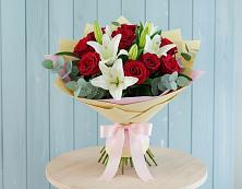 Букет Элегантная гармония в Краснотурьинске Букет цветов из:  Лилии и Розы в Краснотурьинске