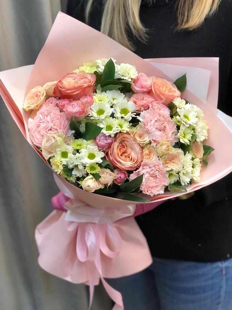 Букет нежные объятья в Краснотурьинске Букет цветов из: Гвоздики, Розы и Хризантемы в Краснотурьинске