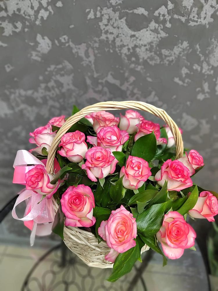 Композиция французская провинция в Краснотурьинске Цветочная композиция из Розы в корзине в Краснотурьинске