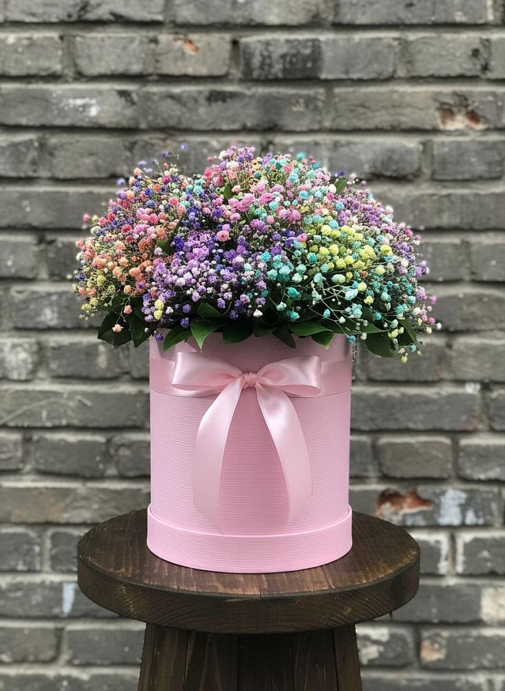 Композиция Яркие эмоции в Краснотурьинске Цветочная композиция из Гипсофила и Розы в шляпной коробке в Краснотурьинске