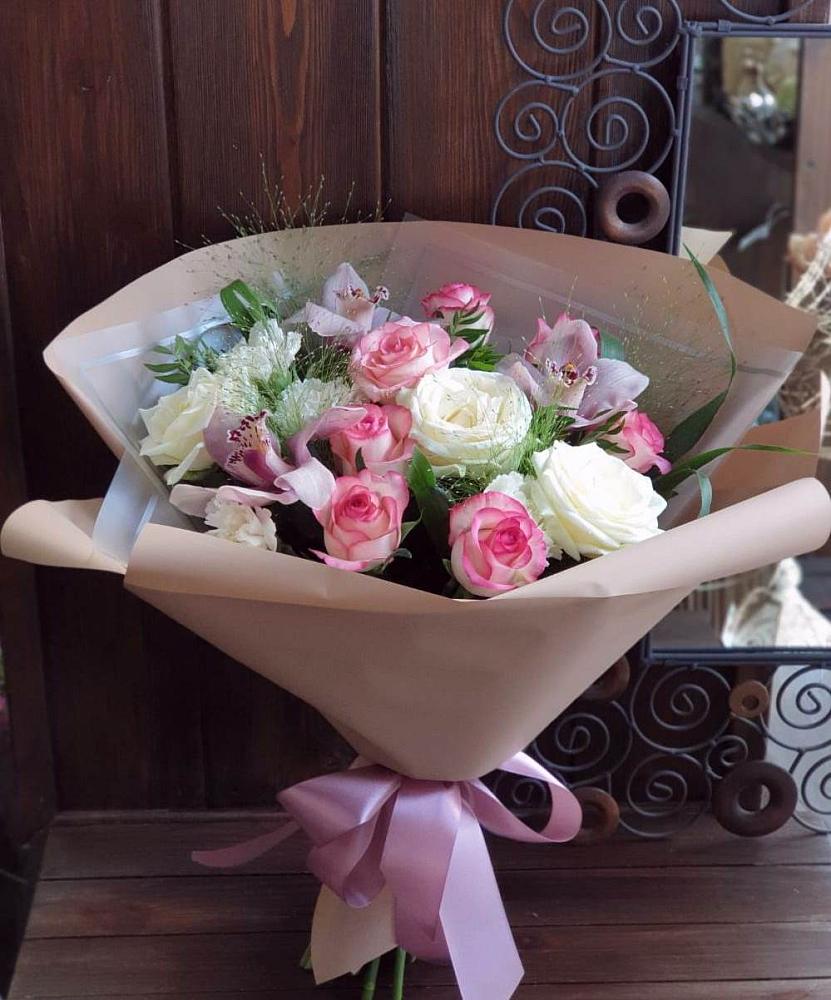 Букет майское утро в Краснотурьинске Букет цветов из: Гвоздики, Орхидеи, Розы и Хризантемы в Краснотурьинске