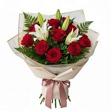Букет высокая поэзия в Краснотурьинске Букет цветов из:  Лилии и Розы в Краснотурьинске