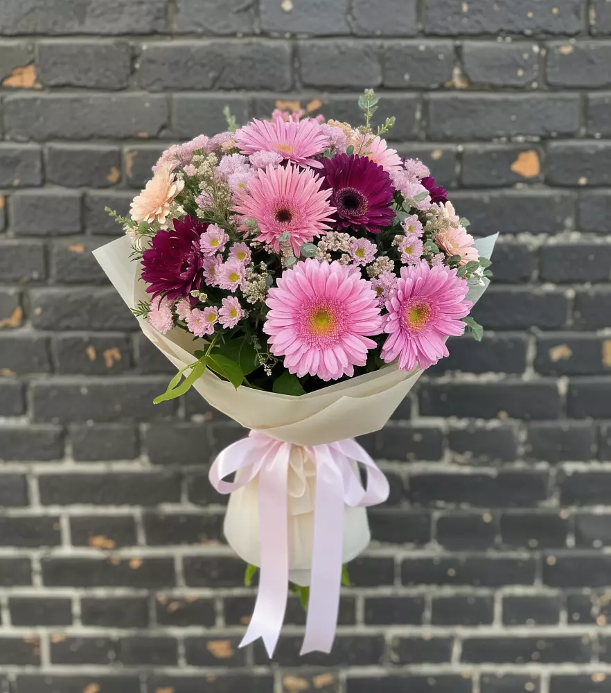 Букет яркие краски в Краснотурьинске Букет цветов из: Герберы и Хризантемы в Краснотурьинске