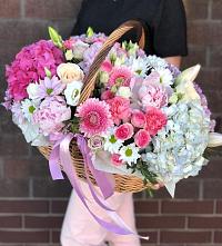 Цветочная композиция из Розы, Хризантемы, Пионы и Лизиантусы в корзине в Краснотурьинске