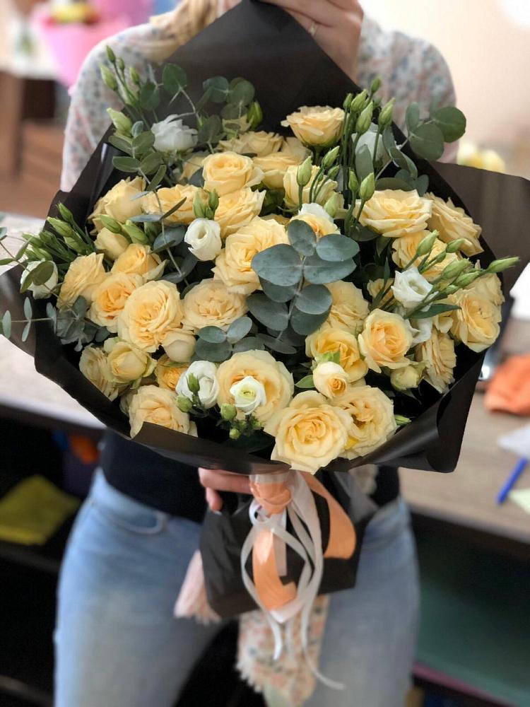 Букет птица счастья в Краснотурьинске Букет цветов из: Розы и Лизиантусы в Краснотурьинске