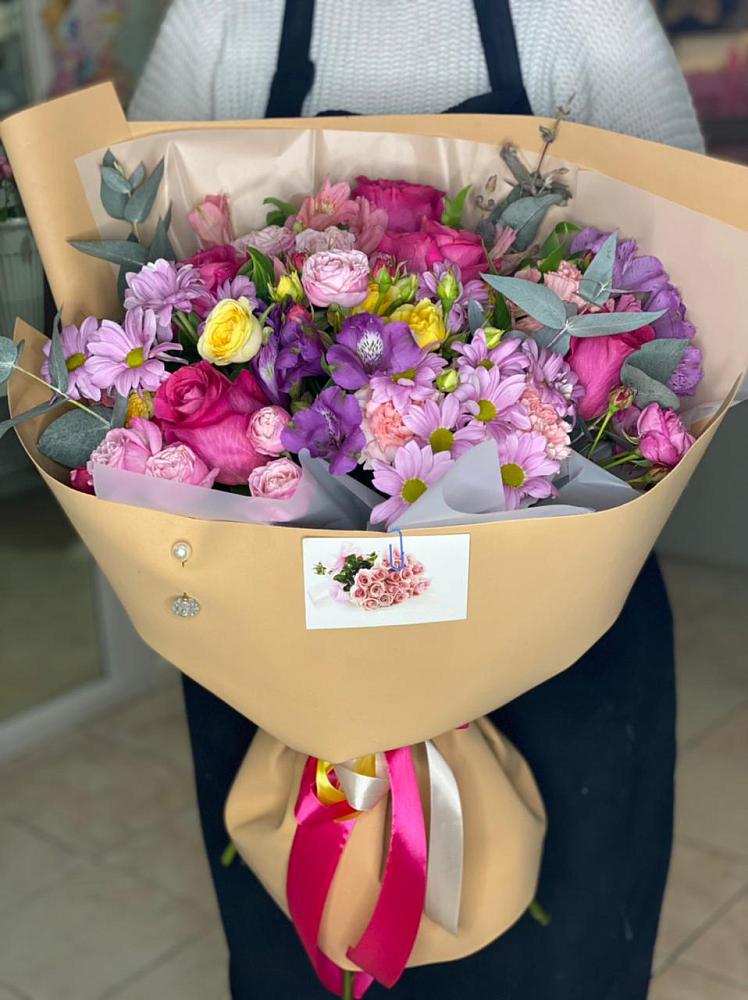 Букет вдохновленный любовью в Краснотурьинске Букет цветов из: Хризантемы, Гвоздики и Альстромерии в Краснотурьинске