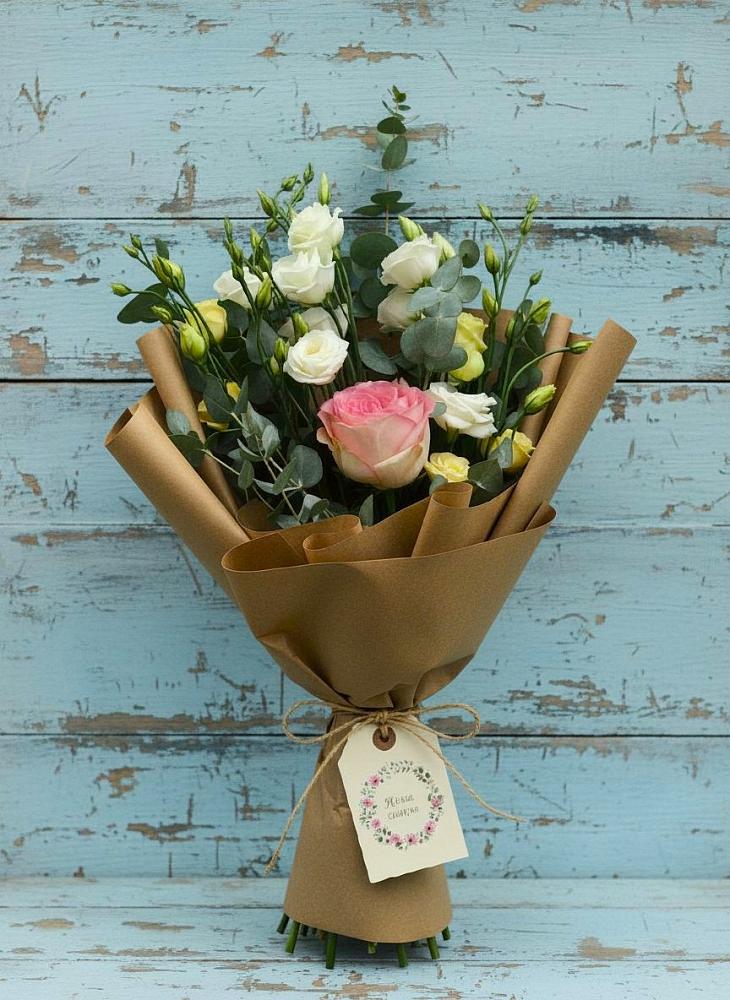 Букет нежный привет в Краснотурьинске Букет цветов из: Розы и Лизиантусы в Краснотурьинске