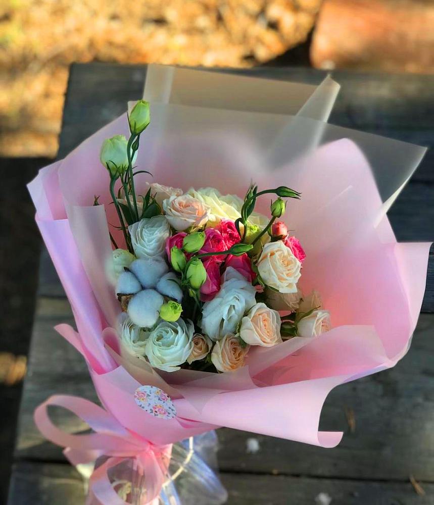 Букет цветочный коктейль в Краснотурьинске Букет цветов из: Розы и Лизиантусы в Краснотурьинске