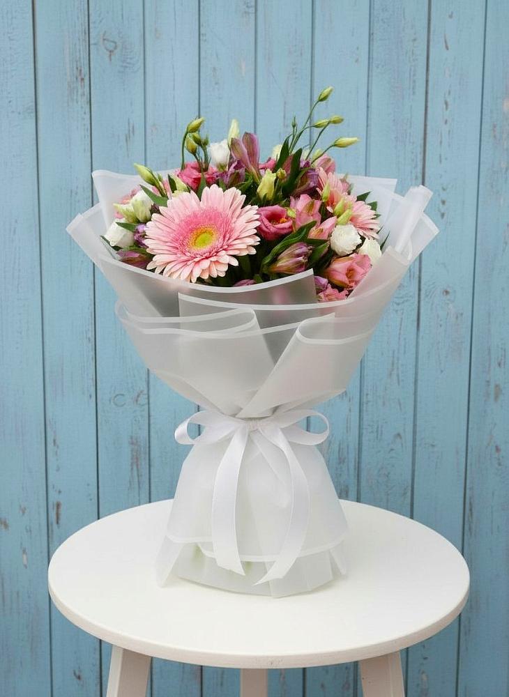 Букет прохладный бриз в Краснотурьинске Букет цветов из: Герберы, Альстромерии и Лизиантусы в Краснотурьинске