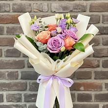 Букет цветочные ноты в Краснотурьинске Букет цветов из:  Лизиантусы и Розы в Краснотурьинске