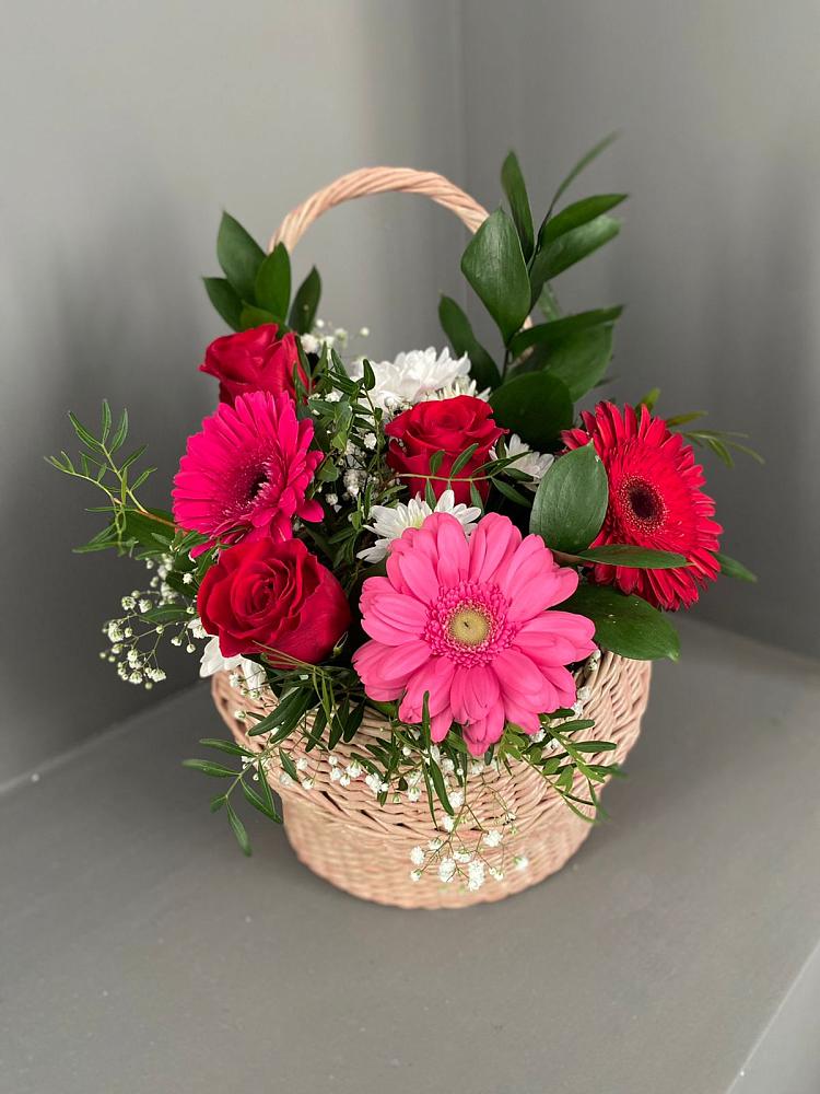 Композиция радостное событие в Краснотурьинске Цветочная композиция из Розы, Хризантемы и Герберы в корзине в Краснотурьинске