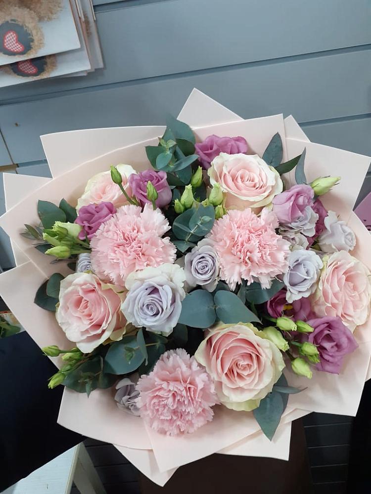 Букет обаятельный в Краснотурьинске Букет цветов из: Розы, Гвоздики и Лизиантусы в Краснотурьинске