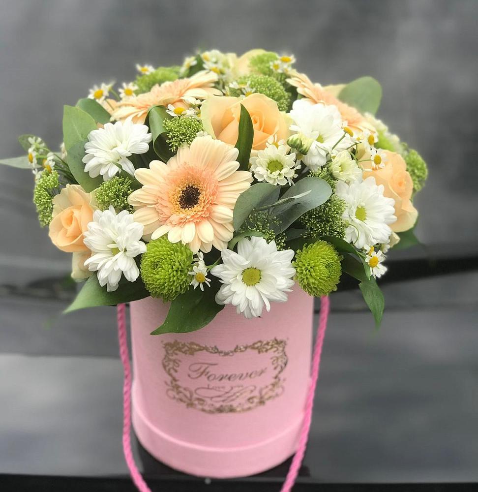 Композиция маленькая прелесть в Краснотурьинске Цветочная композиция из Розы, Герберы и Хризантемы в шляпной коробке в Краснотурьинске