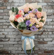 Букет Феерия в Краснотурьинске Букет цветов из:  Розы, Лизиантусы и Гвоздики в Краснотурьинске
