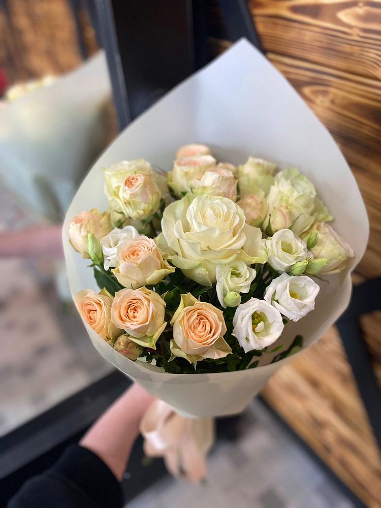 Букет Летний бриз в Краснотурьинске Букет цветов из: Розы и Лизиантусы в Краснотурьинске